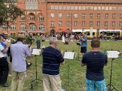 Der Kirchenkreisposaunenchor vor dem Rathaus Köpenick: Fête de la Musique 2023 – auch im Kirchenkreis Berlin Süd-Ost war ganz schön was los am 21. Juni! Foto: Jürgen Bosenius
