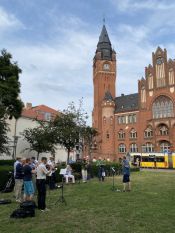 Der Kirchenkreisposaunenchor vor dem Rathaus Köpenick: Fête de la Musique 2023 – auch im Kirchenkreis Berlin Süd-Ost war ganz schön was los am 21. Juni! Foto: Jürgen Bosenius