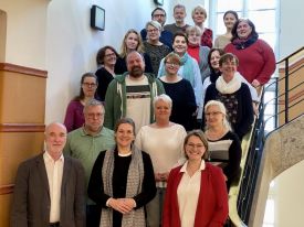 Das Team des Verwaltungsamtes und der Superintendentur im April 2024 beim Besuch von Konsistorialpräsidentin Dr. Viola Vogel (unten Mitte) mit Amtsleiterin Olivia Kauert (unten rechts) und Superintendent Hans-Georg Furian (unten links). Foto: Kirchenkreis Berlin Süd-Ost