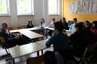 Superintendent Hans-Georg Furian zu Gast bei den den Schülerinnen und Schülern in der Ev. Schule Köpenick/Gymnasium. Foto: Jürgen Bosenius