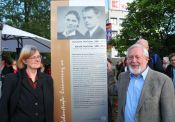 Andrea Siemsen und Harald Poelchau junior bei der Einweihung der Gedenkstele für ihre Eltern an der Ecke Poelchaustraße und Märkische Allee in Marzahn. Foto: BA Marzahn-Hellersdorf
