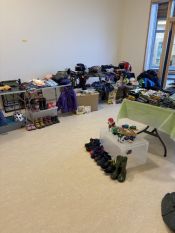 Viele Besucherinnen und Besucher beim Tag der offenen Tür mit Kinderflohmarkt in der Evangelischen Kita Fredersdorf. Foto: ekbso.de