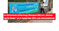 Geschafft: Das Banner hängt - am Eingang der Ev. Kirchengemeinde Johannisthal. Gemeindepädagogin Mandy Endter freut`s: "Jetzt kann es auch bald langsam losgehen!". Foto: Jürgen Bosenius / kklios.de