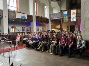 Mehr als 70 Konfis, Teamerinnen und Teamer bei der Konfinacht 2023 des Ev. Kirchenkreises Berlin Süd-Ost in der Kirche „Zum Vaterhaus“ in Baumschulenweg. Foto: Jürgen Bosenius