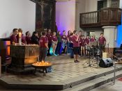 Mehr als 70 Konfis, Teamerinnen und Teamer bei der Konfinacht 2023 des Ev. Kirchenkreises Berlin Süd-Ost in der Kirche „Zum Vaterhaus“ in Baumschulenweg. Foto: Jürgen Bosenius