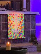 Mehr als 70 Konfis, Teamerinnen und Teamer bei der Konfinacht 2023 des Ev. Kirchenkreises Berlin Süd-Ost in der Kirche „Zum Vaterhaus“ in Baumschulenweg. Foto: Jürgen Bosenius