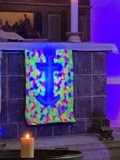 Mehr als 70 Konfis, Teamerinnen und Teamer bei der Konfinacht 2023 des Ev. Kirchenkreises Berlin Süd-Ost in der Kirche „Zum Vaterhaus“ in Baumschulenweg. Foto: Jürgen Bosenius