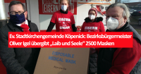Ev. Stadtkirchengemeinde Köpenick: Bezirksbürgermeister Oliver Igel übergibt „Laib und Seele“ 2500 Masken. Foto: Dr. Tanja Kasischke