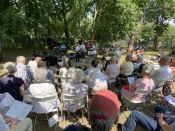 „Weil hier etwas mit Zukunft passiert!“ – Diakonie-Sommerfest im Pfarrgarten der Ev. Kirchengemeinde Lichtenberg. Foto: Jürgen Bosenius
