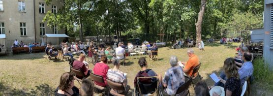 „Weil hier etwas mit Zukunft passiert!“ – Diakonie-Sommerfest im Pfarrgarten der Ev. Kirchengemeinde Lichtenberg. Foto: Jürgen Bosenius