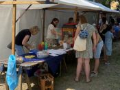 „Weil hier etwas mit Zukunft passiert!“ – Diakonie-Sommerfest im Pfarrgarten der Ev. Kirchengemeinde Lichtenberg. Foto: Jürgen Bosenius