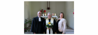 Nach dem Festgottesdienst am 4. Juni 2023 in der Kapelle Fichtenau (v.l.n.r.): Superintendent Hans-Georg Furian, Pfarrerin Kerstin Lütke und Anja Liebelt, Vorsitzende des Gemeindekirchenrates. Foto: Jürgen Bosenius
