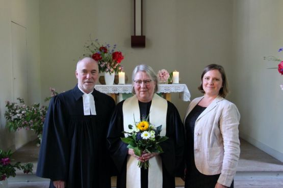 Nach dem Festgottesdienst am 4. Juni 2023 in der Kapelle Fichtenau (v.l.n.r.): Superintendent Hans-Georg Furian, Pfarrerin Kerstin Lütke und Anja Liebelt, Vorsitzende des Gemeindekirchenrates. Foto: Jürgen Bosenius