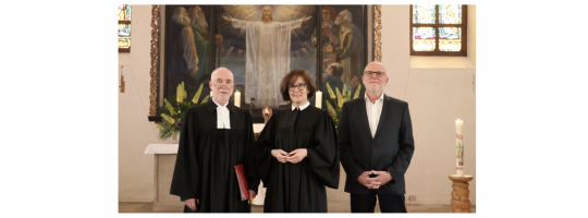 Nach dem Einführungsgottesdienst (v.l.n.r.): Superintendent Hans-Georg Furian, Pfarrerin Mechthild Metzner und Helmut Zeddies, Vorsitzender des Gemeindekirchenrats. Foto: Jürgen Bosenius / ekbso.de