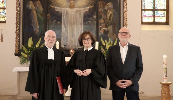 Nach dem Einführungsgottesdienst (v.l.n.r.): Superintendent Hans-Georg Furian, Pfarrerin Mechthild Metzner und Helmut Zeddies, Vorsitzender des Gemeindekirchenrats. Foto: Jürgen Bosenius / ekbso.de