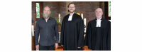 Herzlich willkommen Pfarrer Meik Schmidt! (V.l.n.r.:) Jens Galley, Vorsitzender des Gemeindekirchenrates, Meik Schmidt und Superintendent Hans-Georg Furian. Foto: J. Bosenius/Kirchenkreis Berlin Süd-Ost