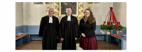 (V.l.n.r.:) Superintendent Hans-Georg Furian, Pfarrer Peter Neudorf und für den Gemeindekirchenrat (GKR), die GKR-Vorsitzende Johanna Reck. Foto: Jürgen Bosenius / Ev. Kirchenkreis Berlin Süd-Ost