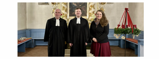 (V.l.n.r.:) Superintendent Hans-Georg Furian, Pfarrer Peter Neudorf und für den Gemeindekirchenrat (GKR), die GKR-Vorsitzende Johanna Reck. Foto: Jürgen Bosenius / Ev. Kirchenkreis Berlin Süd-Ost