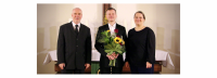 (V.l.n.r.:) Superintendent Hans-Georg Furian, Pfarrer Peter Neudorf und für den Gemeindekirchenrat Johanna Reck. Foto. Jürgen Bosenius / Ev. Kirchenkreis Berlin Süd-Ost