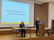 Superintendent Hans-Georg Furian (rechts) beim Berliner Ökumene-Treffen 2023 am 11. Februar 2023 im Haus des Kirchenkreises in Berlin-Lichtenberg. Foto: Jürgen Bosenius