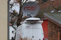 Ungewohnt und nicht zu übersehen: der große Übertragungswagen des RBB vor dem Gemeindehaus in Kaulsdorf. Foto: kklios