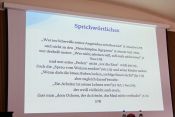 Warum Luthers Bibelübersetzung tatsächlich noch in „aller Munde“ ist? Mit dieser Auflistung machte der Hauptreferent Pfarrer i.R. Jürgen-Peter Lesch gleich zu Beginn seines Vortrags deutlich: An Luther führt auch heutzutage kein Weg vorbei. Foto: Jürgen Bosenius