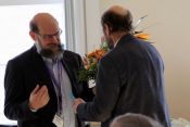 Abschied und Dank II: Präses Michael Aust (links) dankt Hartmut Wittig für dessen Arbeit im Kirchenkreis Lichtenberg-Oberspree. Foto: Jürgen Bosenius