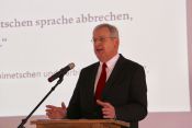 Kurzweilig, klug und informativ: Als Geschäftsführer der Revison referierte Pfarrer i.R. Jürgen-Peter Lesch in seinem Werkstattbericht über Hintergrund, Zielsetzung und Besonderheiten der Lutherbibel-Revision 2017. Foto: Jürgen Bosenius