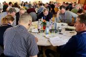 Praxistest: Die Synodalen beim Versuch, eine knifflige Textstelle und ihre unterschiedlichen Übersetzungsmöglichkeiten kennenzulernen und einzuschätzen, wie und mit welchen Gründen man sich für eine Option entscheidet. Foto: Jürgen Bosenius