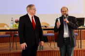 Von dieser Welt: Präses Michael Aust (rechts) bedankte sich sehr zur Freude von Jürgen-Peter Lesch für den Vortrag mit einem ganz untheologischen Geschenk, der Eintrittskarte zu einem Football-Spiel. Foto: Jürgen Bosenius