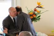 Abschied und Dank I: Superintendent Hans-Georg Furian (links) und sein langjähriger Stellvertreter Hartmut Wittig, der auf der Synode verabschiedet wurde. Foto: Jürgen Bosenius