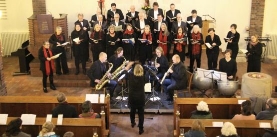 Das Weihnachtsoratorium „einmal ganz anders“ – der Studiochor Karlshorst unter Leitung von Cornelia Ewald, das Saxophonquartett 'claire obscur' und ein besonderer Abend in der Dorfkirche Friedrichsfelde. Foto: Jürgen Bosenius / Ev. Kirchenkreis Berlin Süd-Ost