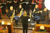 Das Weihnachtsoratorium „einmal ganz anders“ – der Studiochor Karlshorst unter Leitung von Cornelia Ewald, das Saxophonquartett 'claire obscur' und ein besonderer Abend in der Dorfkirche Friedrichsfelde. Foto: Jürgen Bosenius / EKBSO
