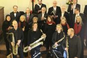 Das Weihnachtsoratorium „einmal ganz anders“ – der Studiochor Karlshorst unter Leitung von Cornelia Ewald, das Saxophonquartett 'claire obscur' und ein besonderer Abend in der Dorfkirche Friedrichsfelde. Foto: Jürgen Bosenius / EKBSO