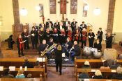 Das Weihnachtsoratorium „einmal ganz anders“ – der Studiochor Karlshorst unter Leitung von Cornelia Ewald, das Saxophonquartett 'claire obscur' und ein besonderer Abend in der Dorfkirche Friedrichsfelde. Foto: Jürgen Bosenius / EKBSO