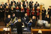 Das Weihnachtsoratorium „einmal ganz anders“ – der Studiochor Karlshorst unter Leitung von Cornelia Ewald, das Saxophonquartett 'claire obscur' und ein besonderer Abend in der Dorfkirche Friedrichsfelde. Foto: Jürgen Bosenius / EKBSO