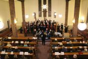 Das Weihnachtsoratorium „einmal ganz anders“ – der Studiochor Karlshorst unter Leitung von Cornelia Ewald, das Saxophonquartett 'claire obscur' und ein besonderer Abend in der Dorfkirche Friedrichsfelde. Foto: Jürgen Bosenius / EKBSO