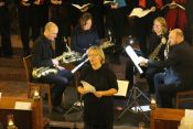 Das Weihnachtsoratorium „einmal ganz anders“ – der Studiochor Karlshorst unter Leitung von Cornelia Ewald, das Saxophonquartett 'claire obscur' und ein besonderer Abend in der Dorfkirche Friedrichsfelde. Foto: Jürgen Bosenius / EKBSO