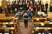 Das Weihnachtsoratorium „einmal ganz anders“ – der Studiochor Karlshorst unter Leitung von Cornelia Ewald, das Saxophonquartett 'claire obscur' und ein besonderer Abend in der Dorfkirche Friedrichsfelde. Foto: Jürgen Bosenius / EKBSO