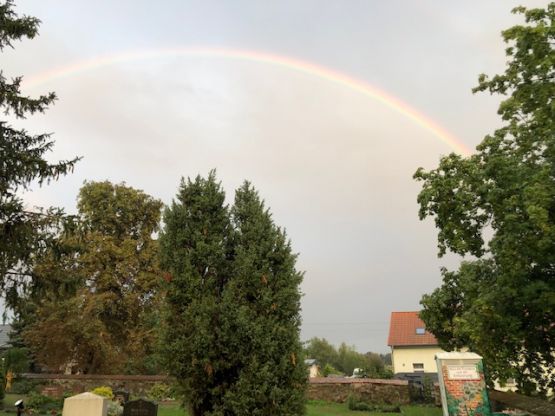 Regenbogen über der Dorfkirche Münchehofe nach der Orgeleinweihung. Foto: Anne-Kathrin Seidel
