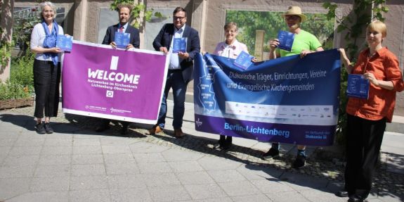 V.l.n.r.: Projektleiterin Hille Richers, Ulrich Kastner, Stellv. Superintendent, Bezirksbürgermeister Michael Grunst, Diakoniedirektorin Barbara Eschen, Frank Weitzenbürger, Verbund Darßer Str/EJF, Hella Thorbahn, KEH. Foto: Bezirksamt Berlin-Lichtenberg