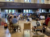 „Und Trompete spielen kann er auch?!“ – Superintendent Hans-Georg Furian und der Bläserbeauftragte Jürgen Hahn am 22. Juni 2023 zu Gast beim Posaunenchor in Berlin-Karlshorst. Foto: Jürgen Bosenius