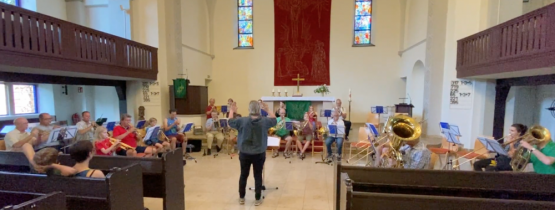 „Und Trompete spielen kann er auch?!“ – Superintendent Hans-Georg Furian und der Bläserbeauftragte Jürgen Hahn am 22. Juni 2023 zu Gast beim Posaunenchor in Berlin-Karlshorst. Foto: Jürgen Bosenius