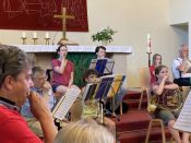 „Und Trompete spielen kann er auch?!“ – Superintendent Hans-Georg Furian und der Bläserbeauftragte Jürgen Hahn am 22. Juni 2023 zu Gast beim Posaunenchor in Berlin-Karlshorst. Foto: Jürgen Bosenius