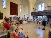 „Und Trompete spielen kann er auch?!“ – Superintendent Hans-Georg Furian und der Bläserbeauftragte Jürgen Hahn am 22. Juni 2023 zu Gast beim Posaunenchor in Berlin-Karlshorst. Foto: Jürgen Bosenius