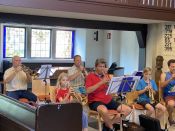 „Und Trompete spielen kann er auch?!“ – Superintendent Hans-Georg Furian und der Bläserbeauftragte Jürgen Hahn am 22. Juni 2023 zu Gast beim Posaunenchor in Berlin-Karlshorst. Foto: Jürgen Bosenius