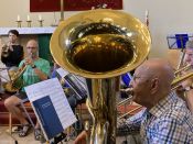 „Und Trompete spielen kann er auch?!“ – Superintendent Hans-Georg Furian und der Bläserbeauftragte Jürgen Hahn am 22. Juni 2023 zu Gast beim Posaunenchor in Berlin-Karlshorst. Foto: Jürgen Bosenius