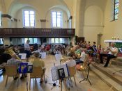 „Und Trompete spielen kann er auch?!“ – Superintendent Hans-Georg Furian und der Bläserbeauftragte Jürgen Hahn am 22. Juni 2023 zu Gast beim Posaunenchor in Berlin-Karlshorst. Foto: Jürgen Bosenius