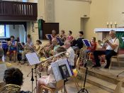 „Und Trompete spielen kann er auch?!“ – Superintendent Hans-Georg Furian und der Bläserbeauftragte Jürgen Hahn am 22. Juni 2023 zu Gast beim Posaunenchor in Berlin-Karlshorst. Foto: Jürgen Bosenius