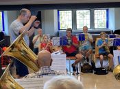 „Und Trompete spielen kann er auch?!“ – Superintendent Hans-Georg Furian und der Bläserbeauftragte Jürgen Hahn am 22. Juni 2023 zu Gast beim Posaunenchor in Berlin-Karlshorst. Foto: Jürgen Bosenius